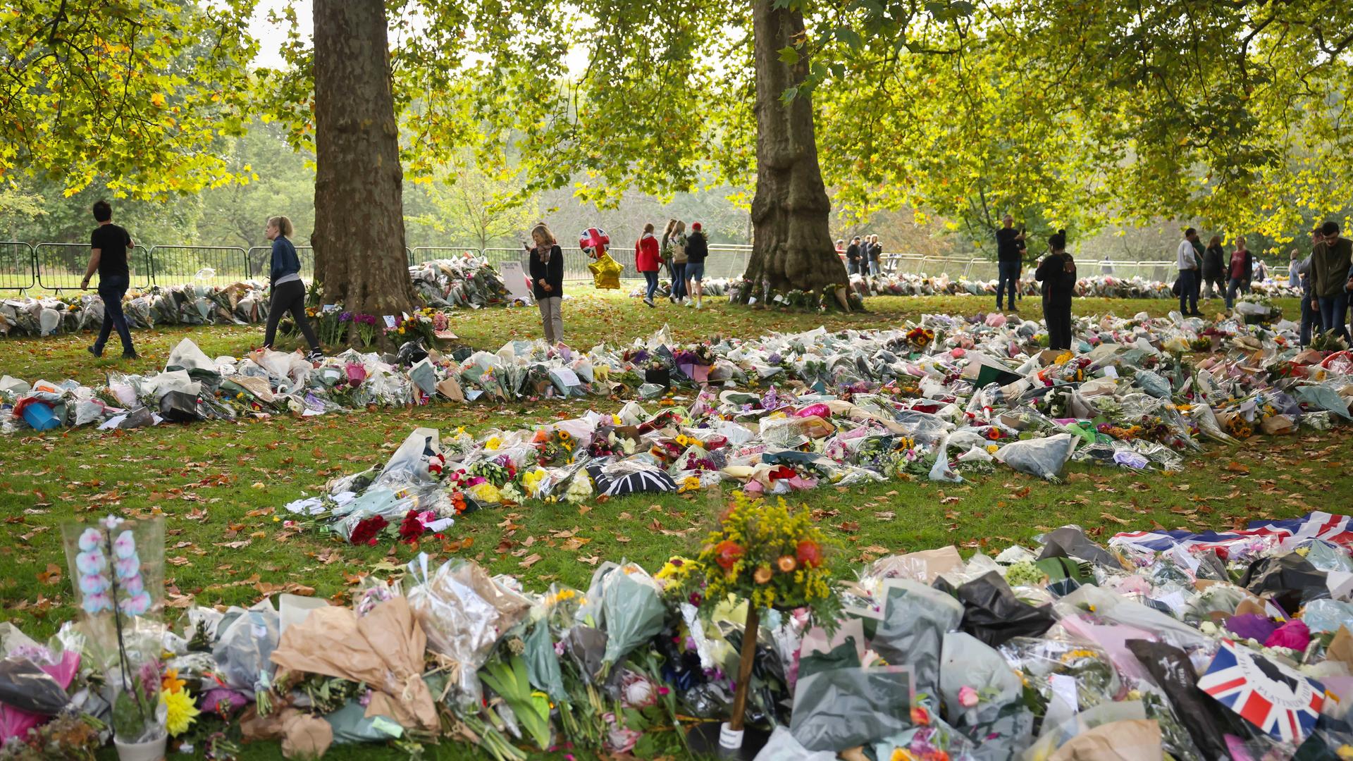 Unzählige Blumen und Trauernachrichten sind auf einer Wiese im Green Park neben dem Buckingham-Palast zu sehen. Die britische Königin Elizabeth II. ist am 08.09.2022 im Alter von 96 Jahren gestorben. Jeden Morgen werden die vielen Blumen von Mitarbeitern einer Gärtnerei vom Zaun des Buckingham Palace abgenommen und im Green-Park auf den Wiesen arrangiert. Unzählige Blumen und Trauernachrichten sind auf einer Wiese im Green Park neben dem Buckingham-Palast zu sehen. Die britische Königin Elizabeth II. ist am 08.09.2022 im Alter von 96 Jahren gestorben. Jeden Morgen werden die vielen Blumen von Mitarbeitern einer Gärtnerei vom Zaun des Buckingham Palace abgenommen und im Green-Park auf den Wiesen arrangiert.