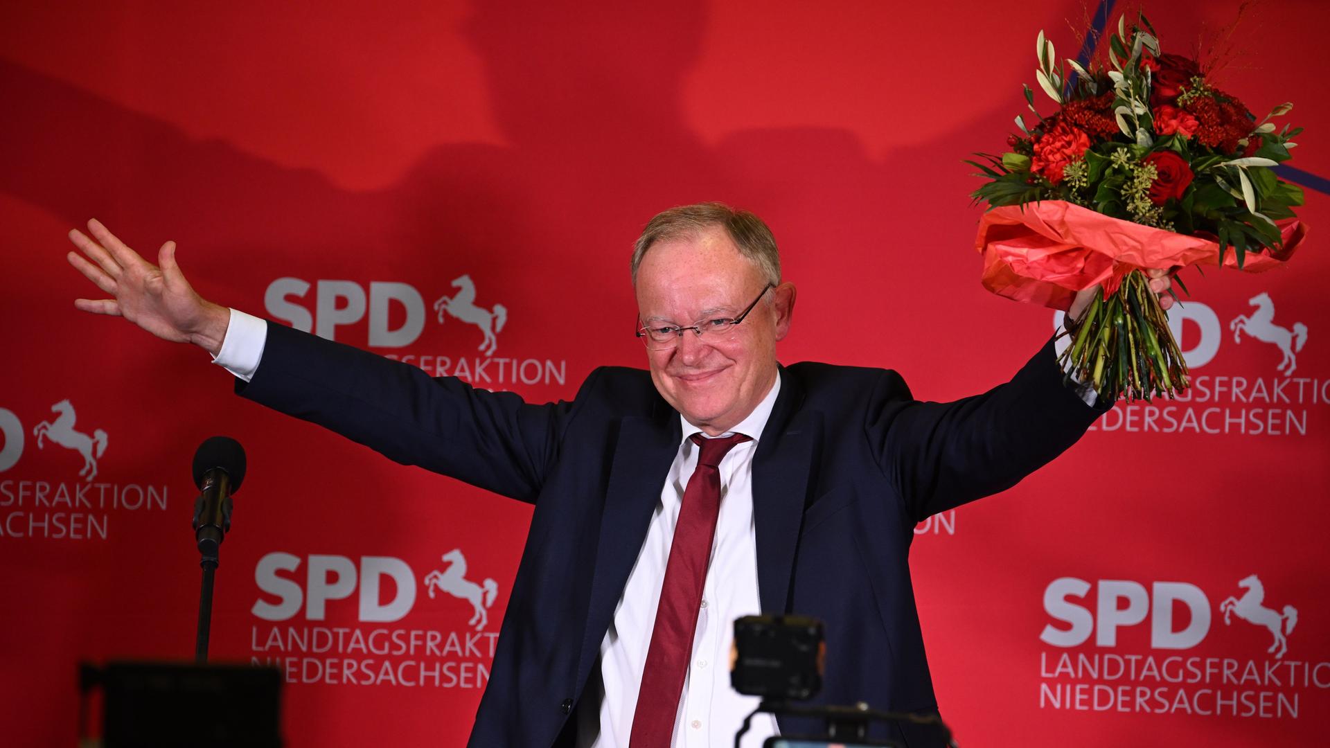 Stephan Weil ist Minister-Präsident von Nieder-Sachsen. Seine Partei mit dem Namen SPD hat die Wahl gewonnen. Stephan Weil ist Minister-Präsident von Nieder-Sachsen. Seine Partei mit dem Namen SPD hat die Wahl gewonnen.