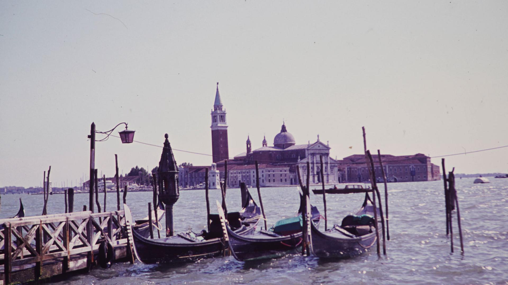 Marcels brennende Eifersucht löst sich während einer Venedig-Reise langsam in Trauer und Vergessen. Zu sehen: Stadtansicht von Venedig, Italien. Marcels brennende Eifersucht löst sich während einer Venedig-Reise langsam in Trauer und Vergessen. Zu sehen: Stadtansicht von Venedig, Italien.