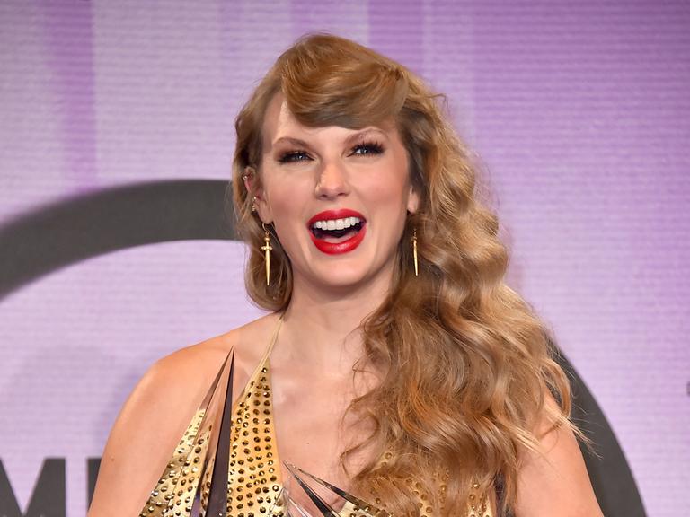 Taylor Swift posiert mit Awards