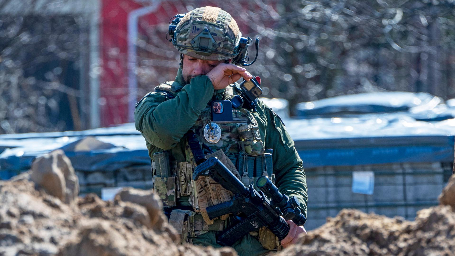 Ein Soldat im ukrainischen Butscha im April 2022 Ein Soldat im ukrainischen Butscha im April 2022