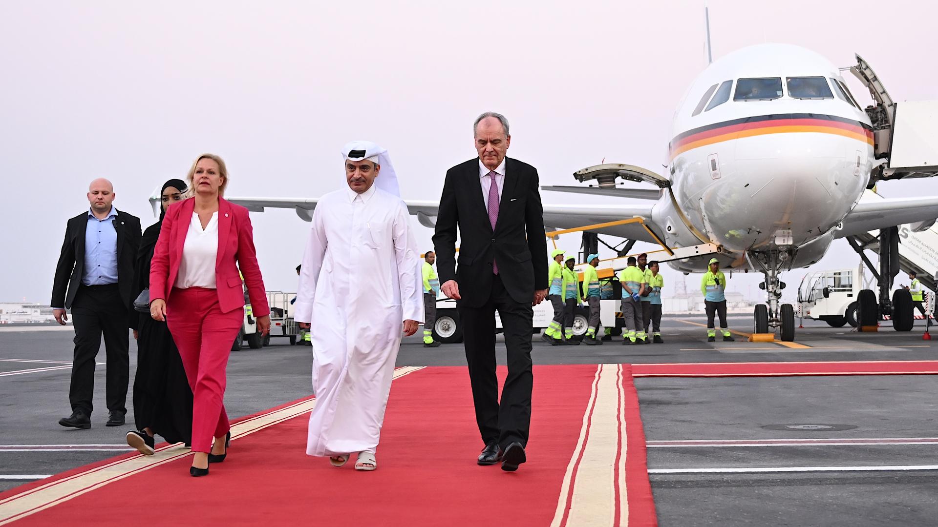 Nancy Faeser (SPD), Bundesministerin des Innern und Heimat, wird am Flughafen von Doha empfangen. Faeser reist in ihrer Funktion als Sportministerin im Vorfeld der Fussball-Weltmeisterschaft in das Gastgeberland Katar. Nancy Faeser (SPD), Bundesministerin des Innern und Heimat, wird am Flughafen von Doha empfangen. Faeser reist in ihrer Funktion als Sportministerin im Vorfeld der Fussball-Weltmeisterschaft in das Gastgeberland Katar.