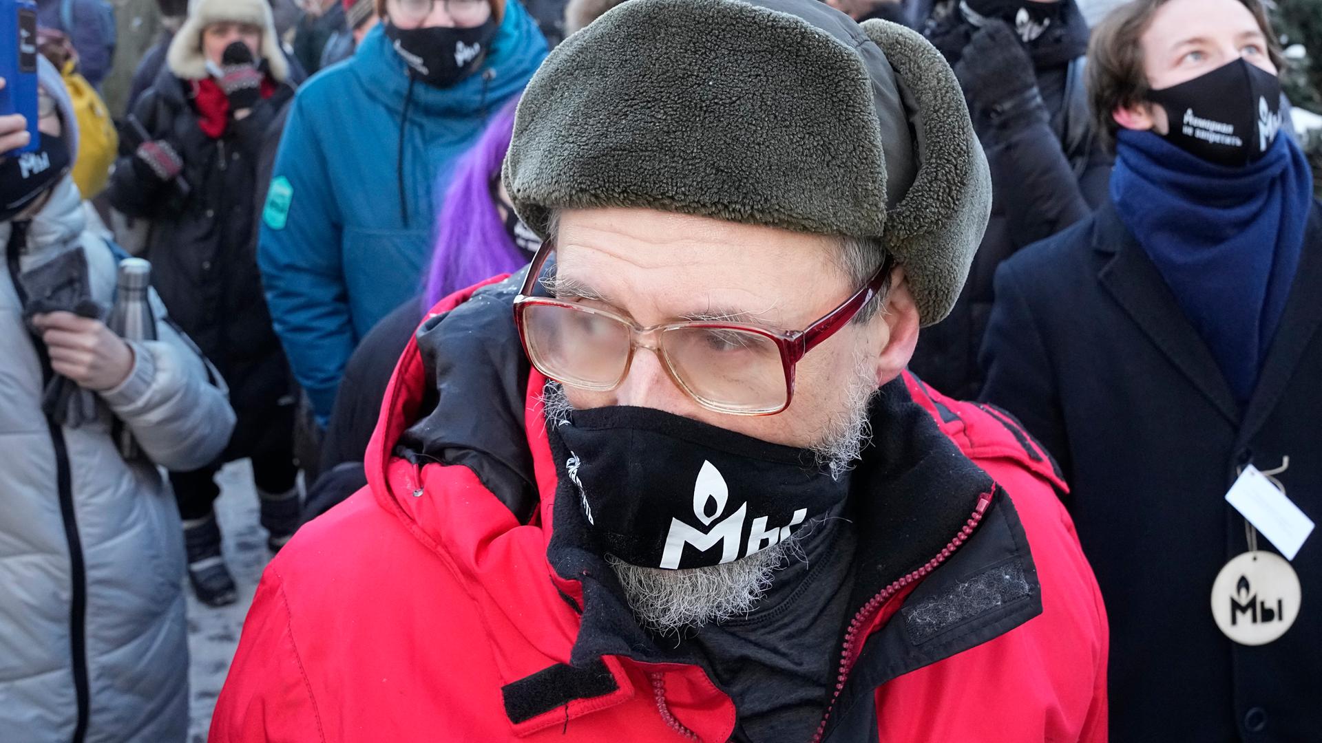 Unterstützer der NGO Memorial am 29. Dezember 2021 vor dem Gericht in Moskau. Das Gericht verfügte die Schließung des Menschenrechtszentrum in Moskau Unterstützer der NGO Memorial am 29. Dezember 2021 vor dem Gericht in Moskau. Das Gericht verfügte die Schließung des Menschenrechtszentrum in Moskau