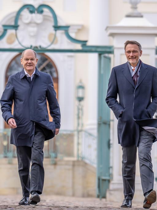 Wirtschaftsminister Robert Habeck verlässt neben Bundeskanzler Olaf Scholz und Finanzminster Christian Lindner nach der Klausurtagung des Bundeskabinetts auf Schloss Meseberg. 