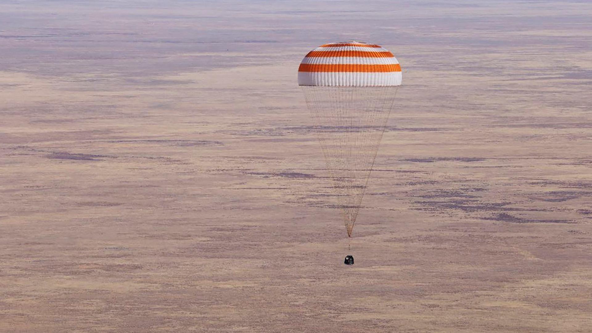 Raumfahrt - Drei russische Kosmonauten von der ISS zurück auf der Erde