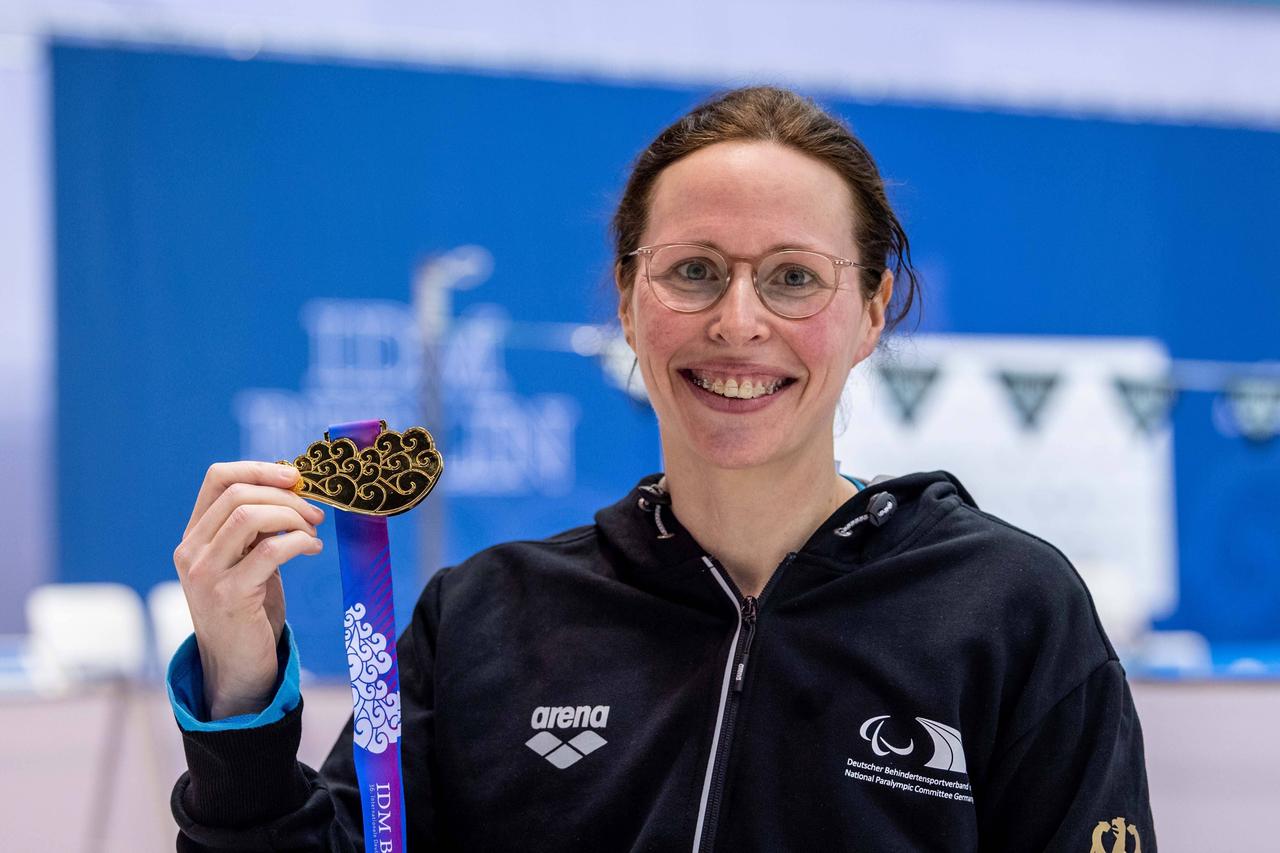 Tanya Schulz lacht en zegt ihre medaille Tanya Schulz lacht en zegt ihre medaille