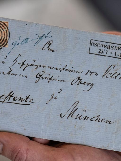 Der zur Auktion stehende historische Brief "Hans Freiherr von Veltheim an seine Gattin" wird im Auktionshaus Köhler in Wiesbaden gezeigt.