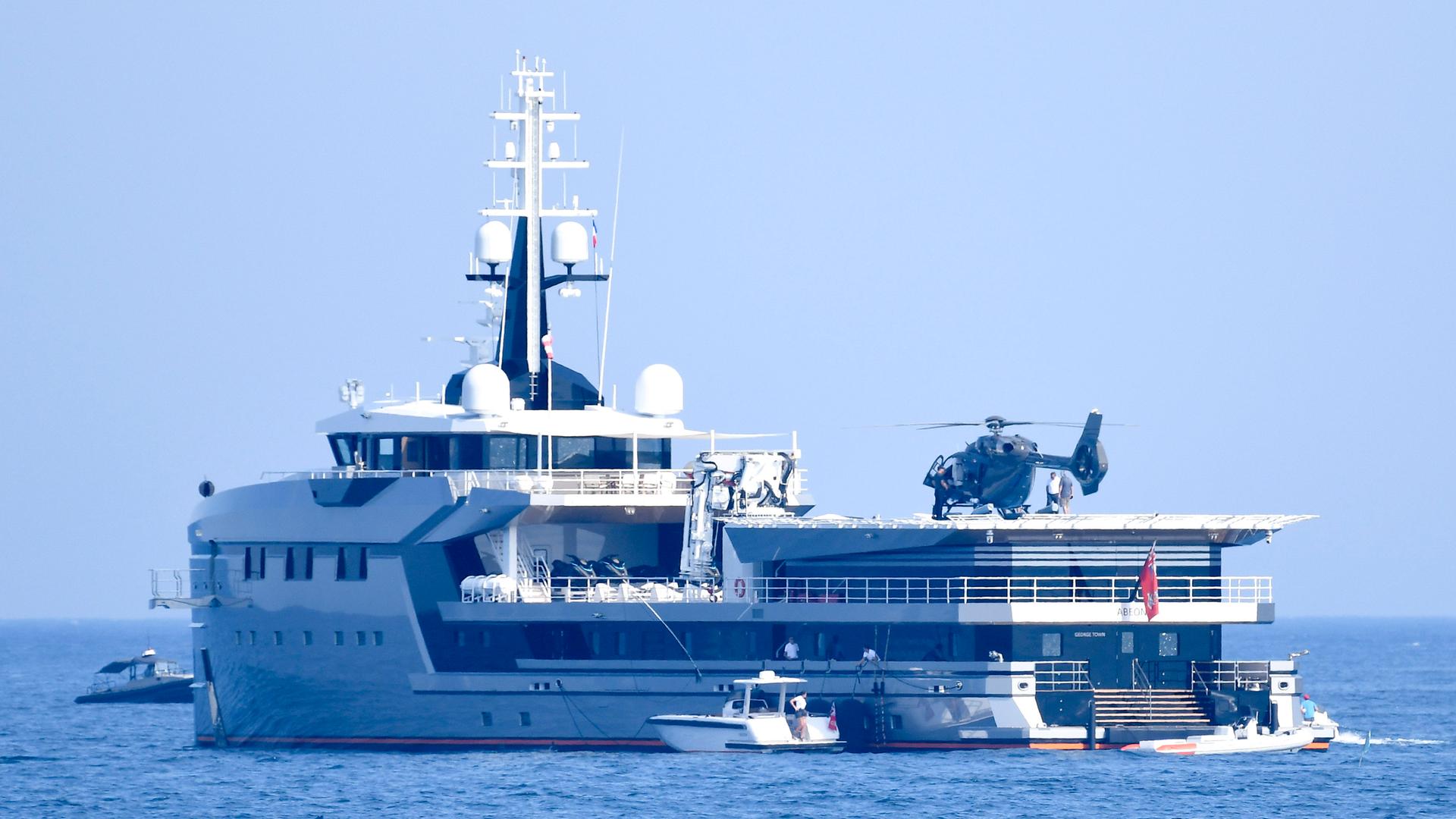 Die Superyacht von Amazon-Chef Jeff Bezos vor Cannes mit einem Hubschrauber im Landeanflug.  