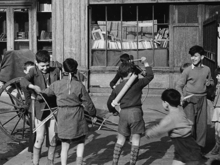 Auf seiner Suche nach Alfons Loeb trifft der Autor auf weitere deutsche Juden in Paris, die zumeist in Armut leben. Zu sehen: Jüdisches Viertel in Paris (um 1947): Kinder spielen vor einer Buchhandlung. 