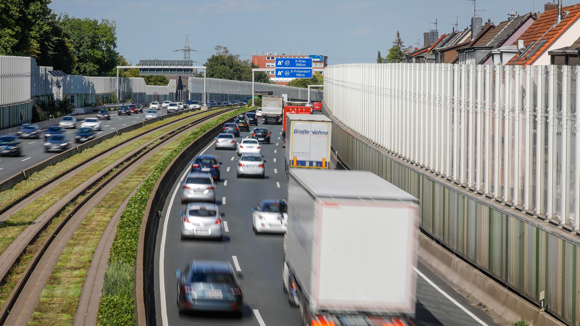 Eine Schallschutzwand mindert die Lärmbelastung für Anwohner entlang der A40 in Essen Eine Schallschutzwand mindert die Lärmbelastung für Anwohner entlang der A40 in Essen