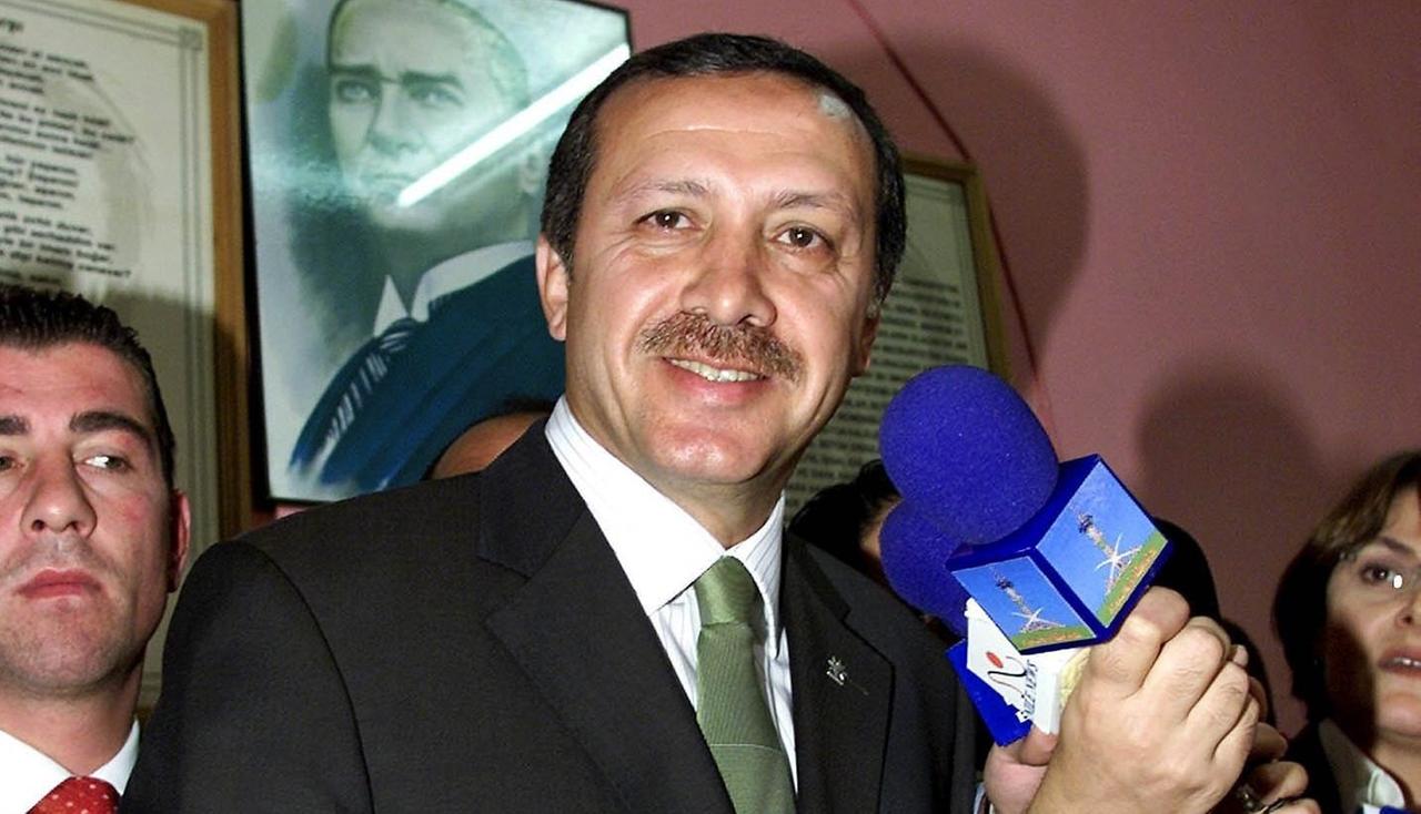 3. November 2002: Recep Tayyip Erdogan bei der Stimmabgabe. Er und seine AKP gewannen damals die türkischen Parlamentswahlen. 3. November 2002: Recep Tayyip Erdogan bei der Stimmabgabe. Er und seine AKP gewannen damals die türkischen Parlamentswahlen.