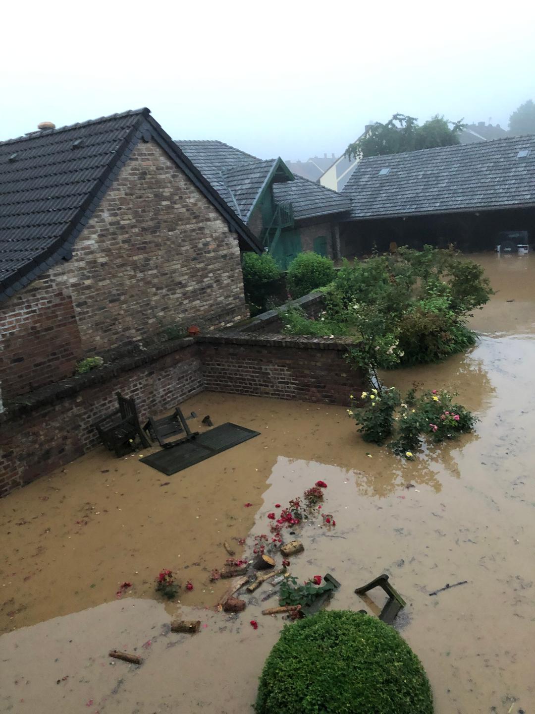 Nach dem Hochwasser steht der Velbrück-Hof unter Wasser