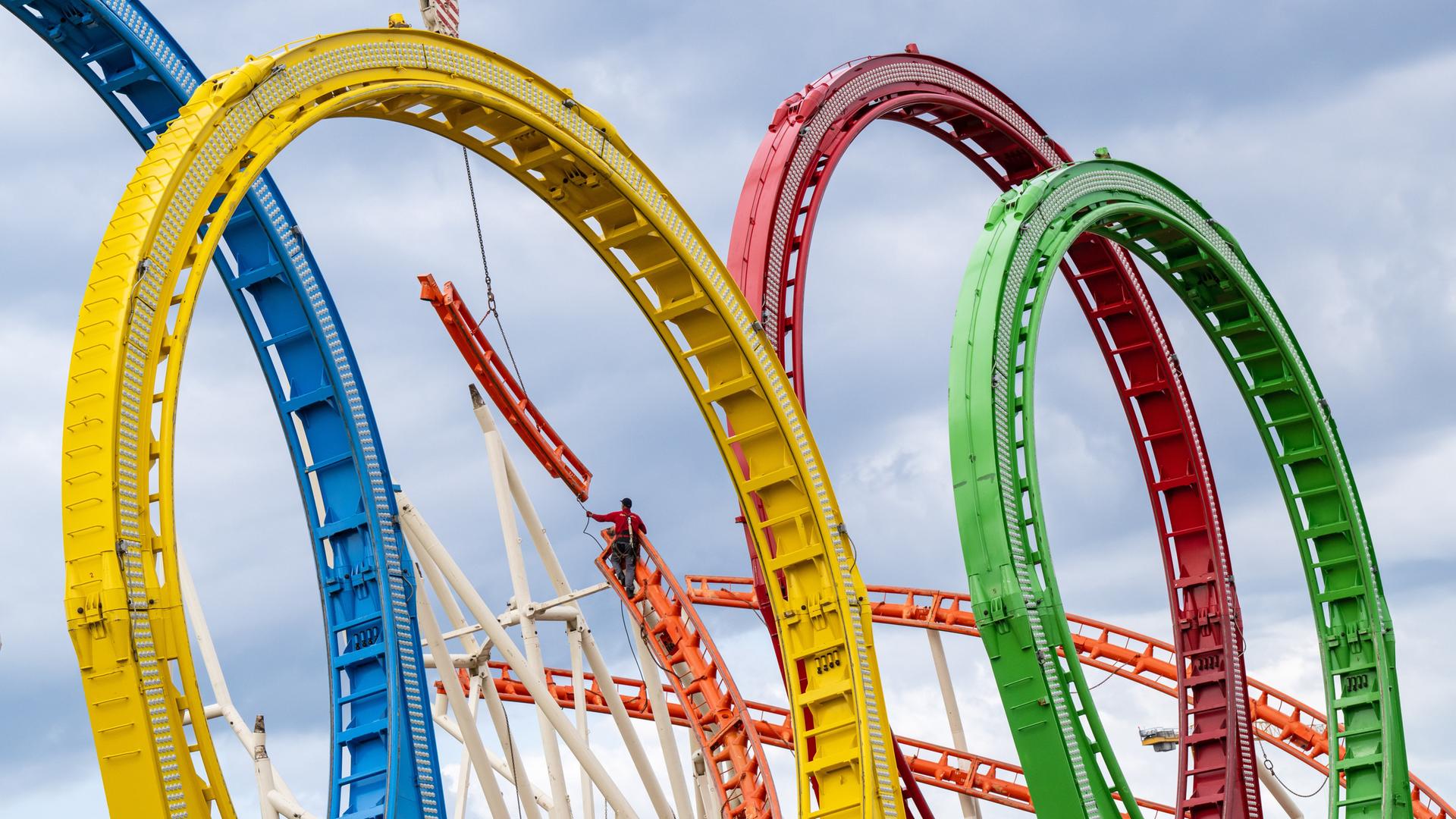 Ein Arbeiter setzt bunte Schienenteile einer groÃen Achterbahn, deren Spezialität der fünffache Looping ist, auf dem Wiesn-Gelände zusammen. Das Oktoberfest soll dieses Jahr vom 17.09.2022 bis 03.10.2022 stattfinden. Ein Arbeiter setzt bunte Schienenteile einer groÃen Achterbahn, deren Spezialität der fünffache Looping ist, auf dem Wiesn-Gelände zusammen. Das Oktoberfest soll dieses Jahr vom 17.09.2022 bis 03.10.2022 stattfinden.