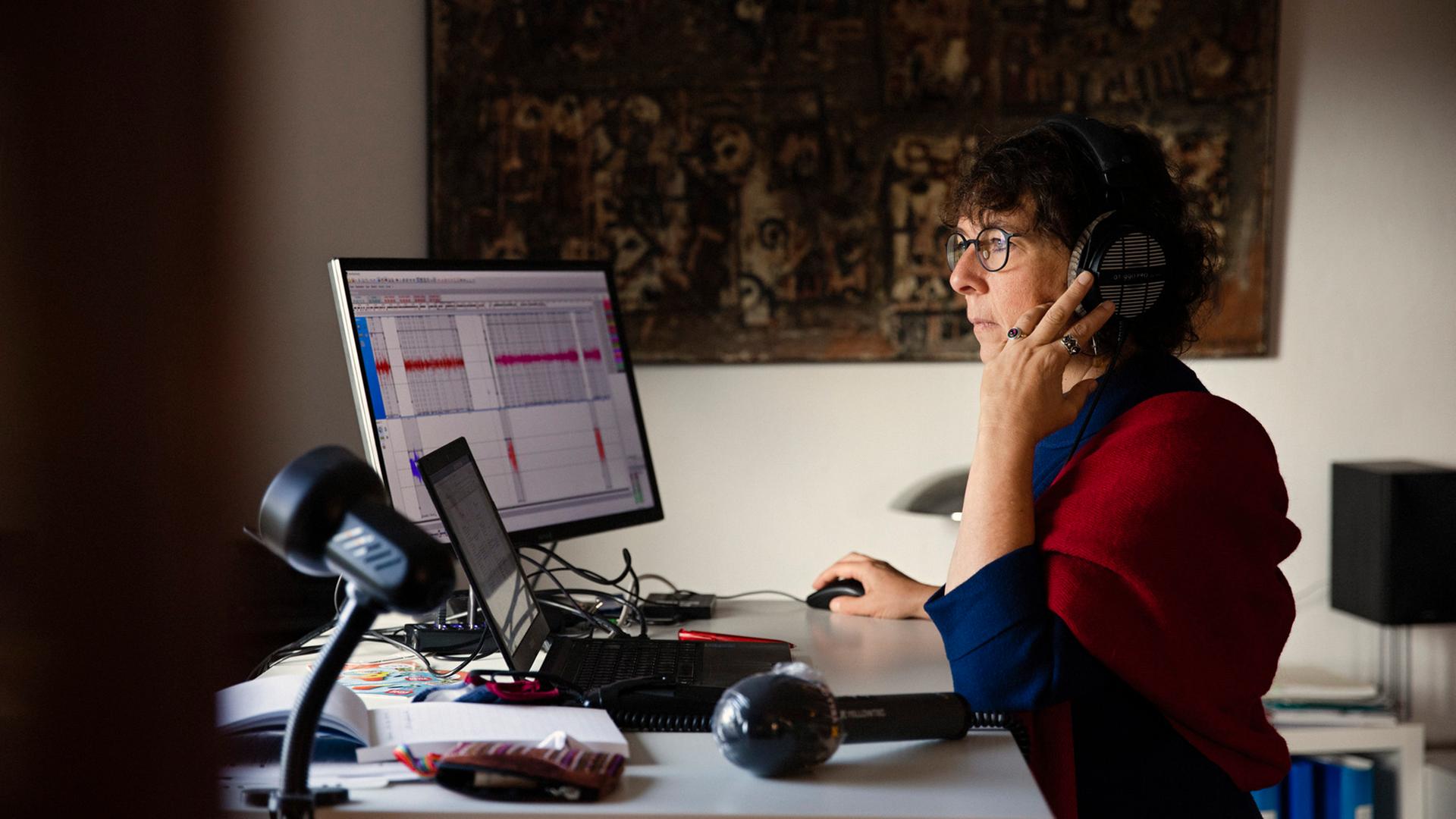 Während der Aufnahme eines Familienhörbuchs von Judith Grümmer. Zu sehen ist ein Computer-Bildschirm und Aufnahmetechnik. Während der Aufnahme eines Familienhörbuchs von Judith Grümmer. Zu sehen ist ein Computer-Bildschirm und Aufnahmetechnik.
