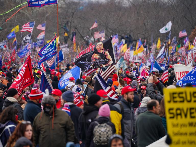 Bei einer Protestkundgebung in Washington werden zahlreiche US- und Trump-Flaggen geschwenkt.