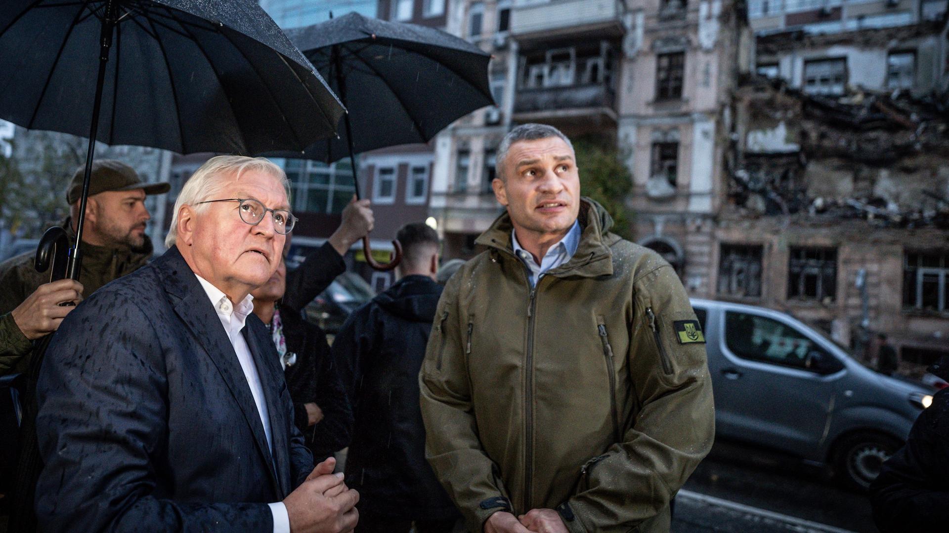 Ukraine, Kiew: Bundespräsident Frank-Walter Steinmeier (l) sieht sich mit Vitali Klitschko (M), Bürgermeister von Kiew, die Folgen der jüngsten russischen Angriffe in der Hauptstadt an. Ukraine, Kiew: Bundespräsident Frank-Walter Steinmeier (l) sieht sich mit Vitali Klitschko (M), Bürgermeister von Kiew, die Folgen der jüngsten russischen Angriffe in der Hauptstadt an.