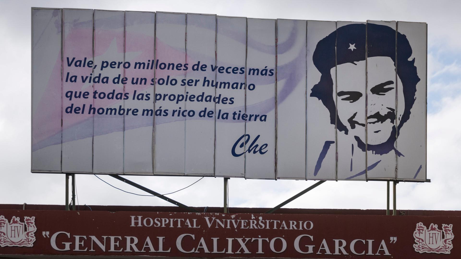 Ein Zitat des Revolutionshelden Che Guevara steht als Leitspruch über dem Eingangsportal der Universitätsklinik von Havanna
