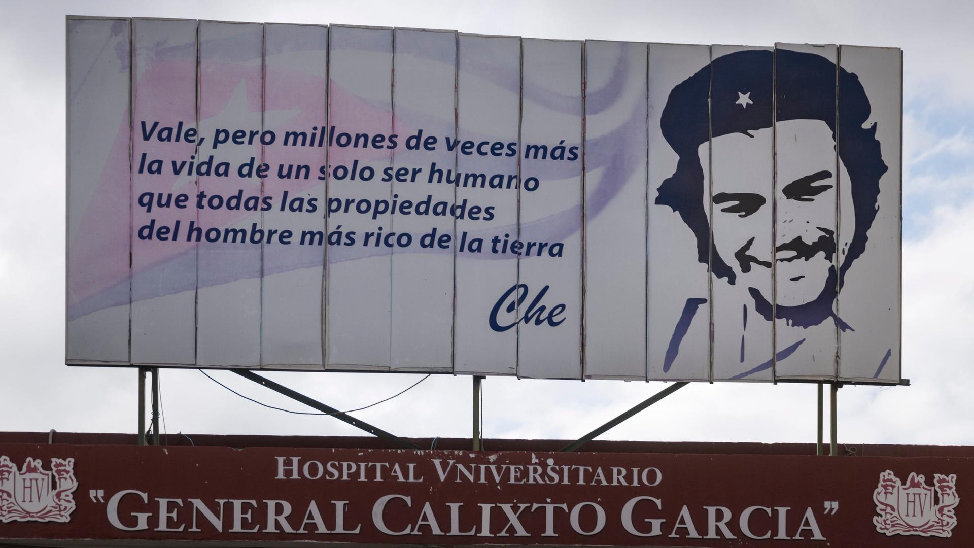Ein Zitat des Revolutionshelden Che Guevara steht als Leitspruch über dem Eingangsportal der Universitätsklinik von Havanna Ein Zitat des Revolutionshelden Che Guevara steht als Leitspruch über dem Eingangsportal der Universitätsklinik von Havanna