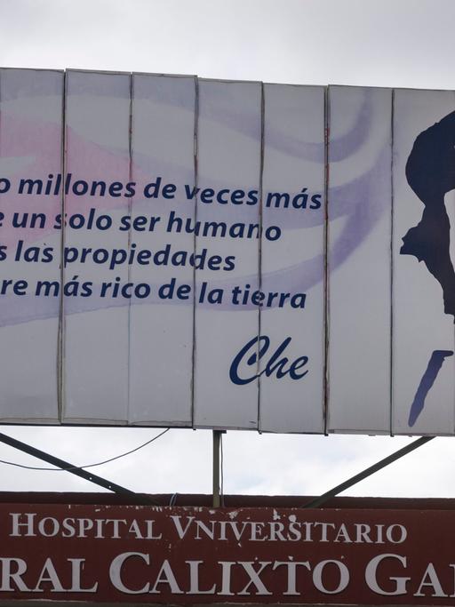 Ein Zitat des Revolutionshelden Che Guevara steht als Leitspruch über dem Eingangsportal der Universitätsklinik von Havanna