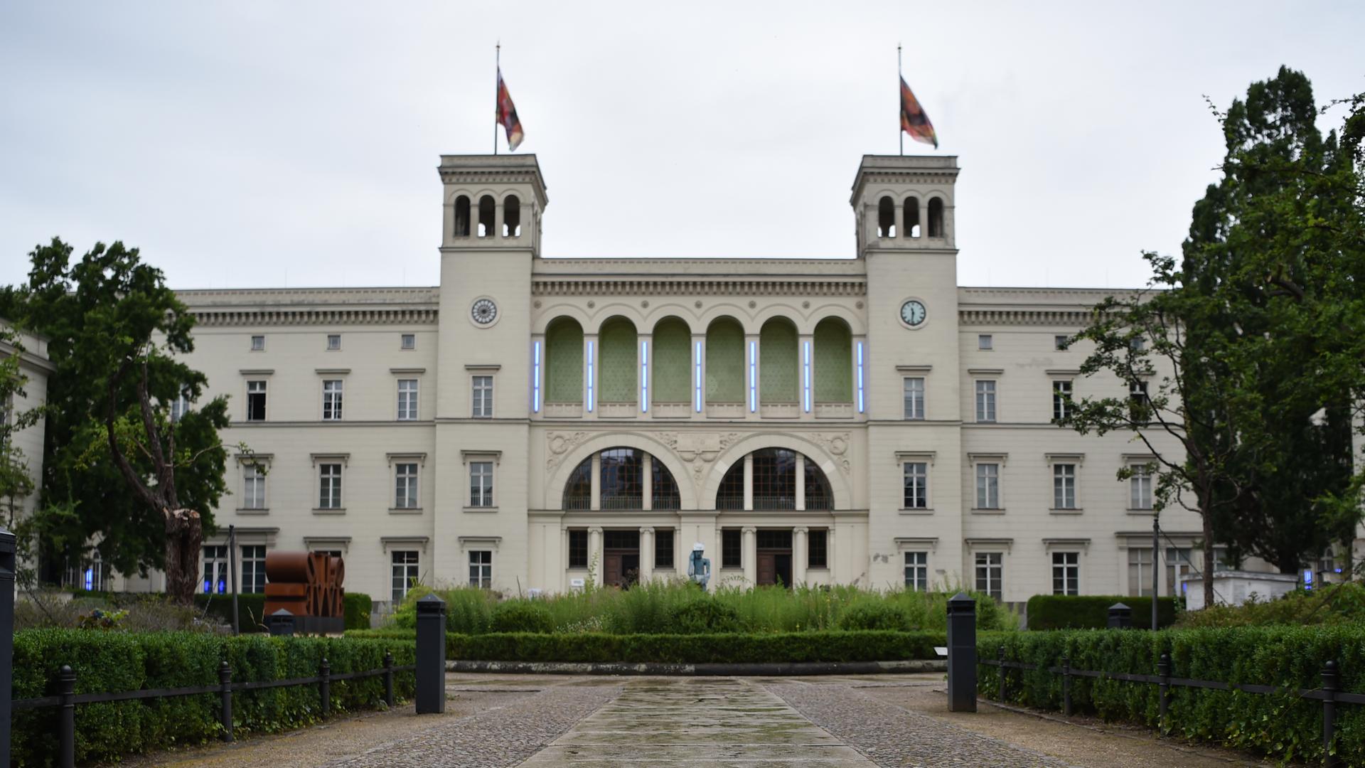 Die Fahnen auf den Türmen des Museums Hamburger Bahnhof wehen im Wind. Die Fahnen auf den Türmen des Museums Hamburger Bahnhof wehen im Wind.