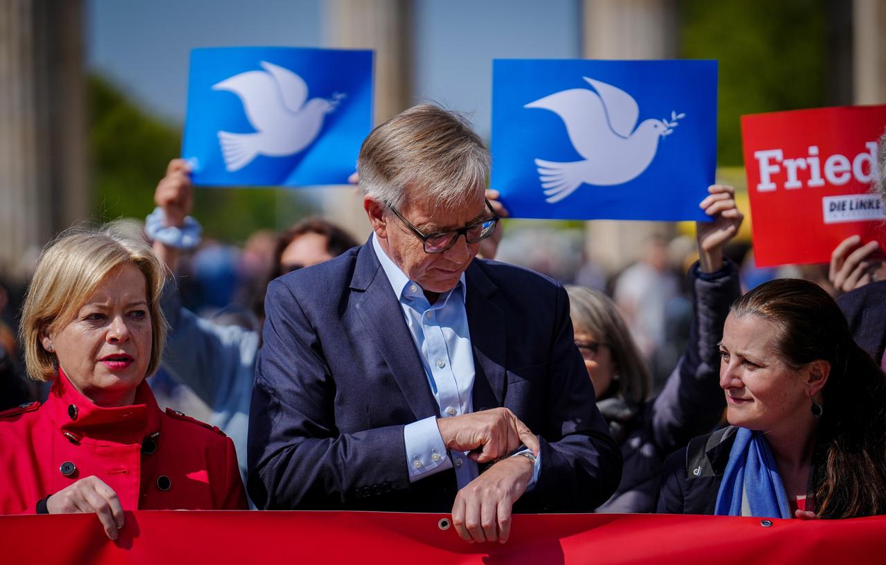 Linken-Fraktionschef Dietmar Bartsch mit Parteichefin Janine Wissler (r.) und der Bundestagsabgeordneten Gesine Lötzsch bei einem Protest gegen milliardenschwere Sonderausgaben für die Bundeswehr im Juni 2022 Linken-Fraktionschef Dietmar Bartsch mit Parteichefin Janine Wissler (r.) und der Bundestagsabgeordneten Gesine Lötzsch bei einem Protest gegen milliardenschwere Sonderausgaben für die Bundeswehr im Juni 2022
