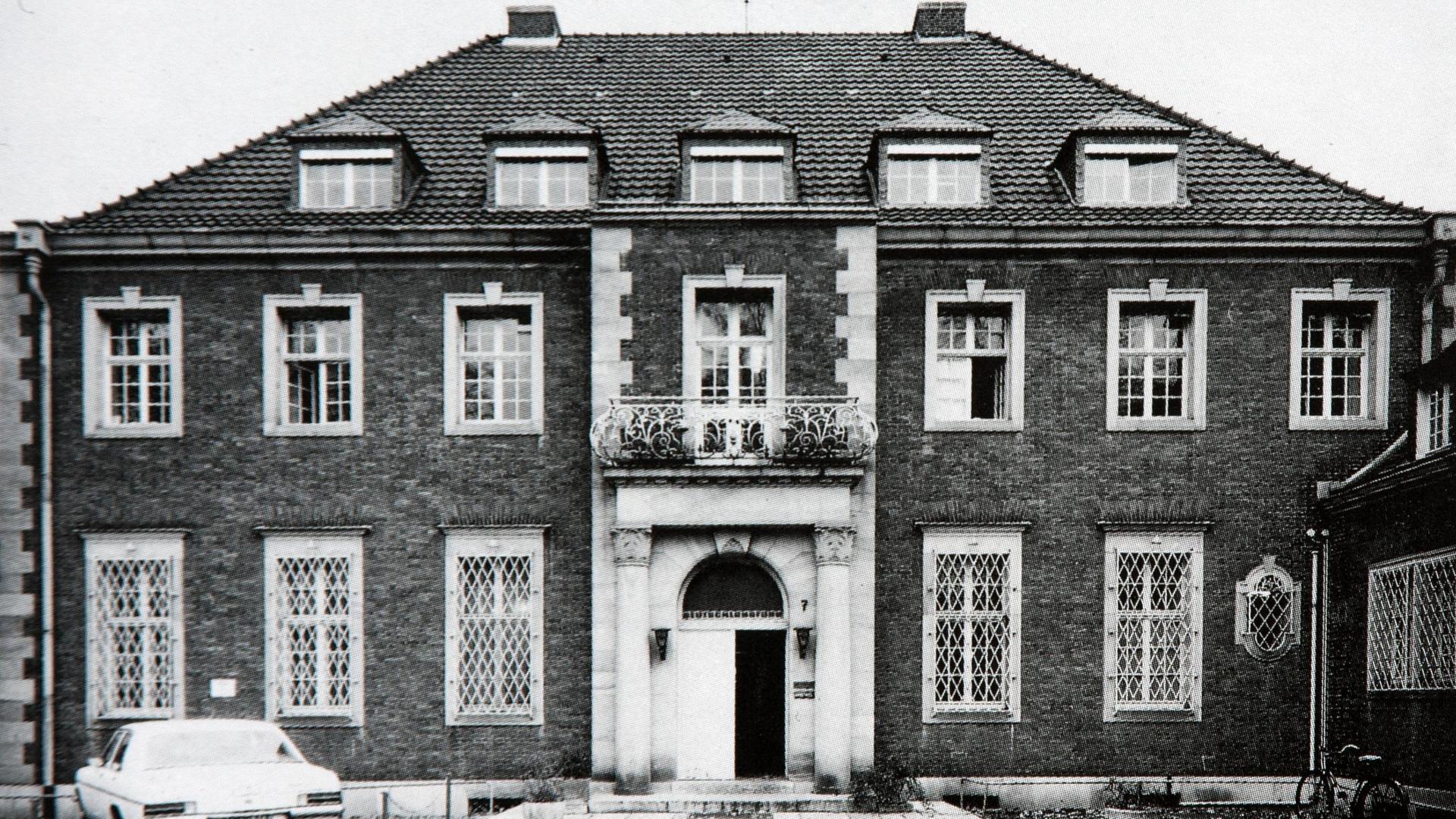 Schwarz-Weiß-Foto eines alten Gebäudes im Kölner Stadtteil Marienburg