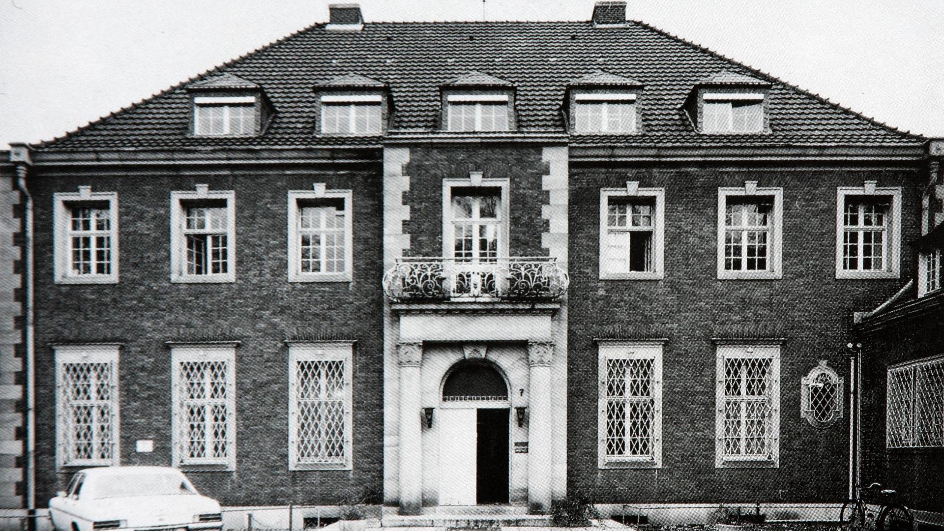 Schwarz-Weiß-Foto eines alten Gebäudes im Kölner Stadtteil Marienburg Schwarz-Weiß-Foto eines alten Gebäudes im Kölner Stadtteil Marienburg