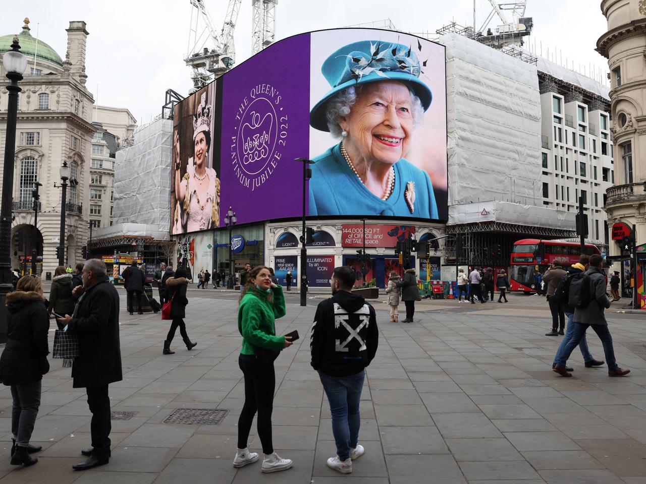 Porträts von Queen Elizabeth II. hängen auf großen Monitoren am Piccadilly Circus in London.