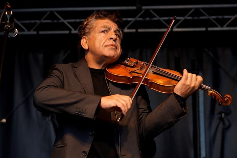 Der Musiker Markus Reinhardt hält seine Geige ans Kinn gedrückt und spielt Der Musiker Markus Reinhardt hält seine Geige ans Kinn gedrückt und spielt