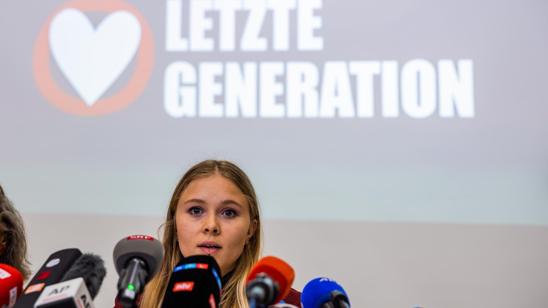 Berlin: Aimee van Baalen, Sprecherin der Letzten Generation, spricht bei einer Pressekonferenz der Letzten Generation in der Reformationskirche in Berlin-Moabit. Berlin: Aimee van Baalen, Sprecherin der Letzten Generation, spricht bei einer Pressekonferenz der Letzten Generation in der Reformationskirche in Berlin-Moabit.