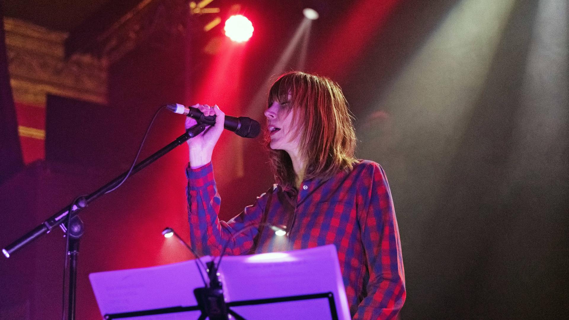 Die britische Sängerin Beth Orton steht am 7. Februar 2018 bei einem Festivalkonzert in Liverpool auf der Bühne. Sie trägt ein rot-blau-kariertes Hemd und singt in ein Mikrofon. Die britische Sängerin Beth Orton steht am 7. Februar 2018 bei einem Festivalkonzert in Liverpool auf der Bühne. Sie trägt ein rot-blau-kariertes Hemd und singt in ein Mikrofon.