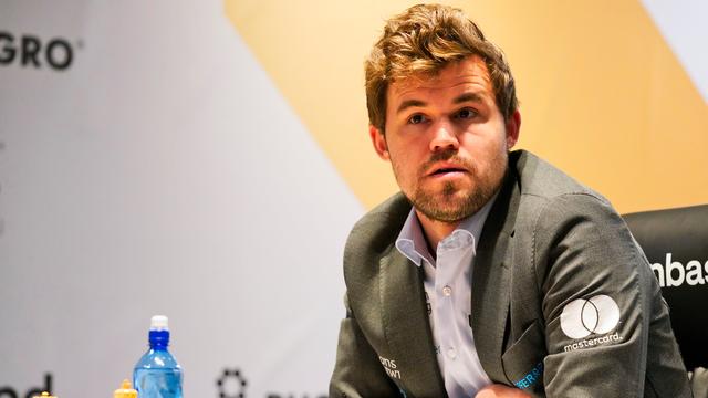 Schachweltmeister Magnus Carlsen in seiner elften Partie gegen Jan Nepomnjaschtschi bei der WM in Dubai