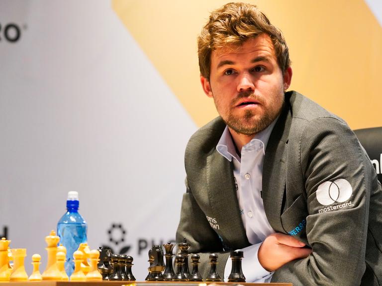 Schachweltmeister Magnus Carlsen in seiner elften Partie gegen Jan Nepomnjaschtschi bei der WM in Dubai