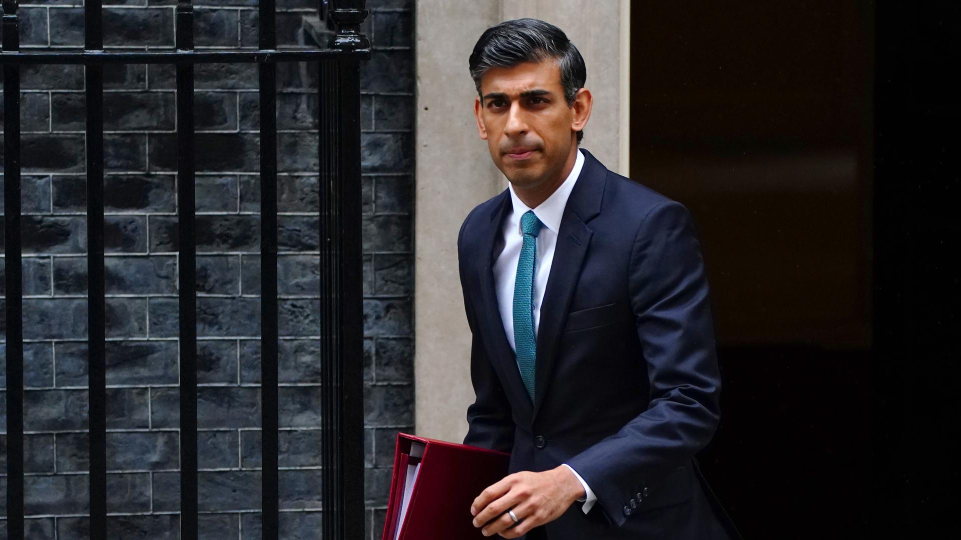 Der neue britische Premier Rishi Sunak verlässt Downing Street Nr. 10, den traditionellen Sitz des Regierungschefs, um im Unterhaus an einer Fragestunde teilzunehmen Der neue britische Premier Rishi Sunak verlässt Downing Street Nr. 10, den traditionellen Sitz des Regierungschefs, um im Unterhaus an einer Fragestunde teilzunehmen