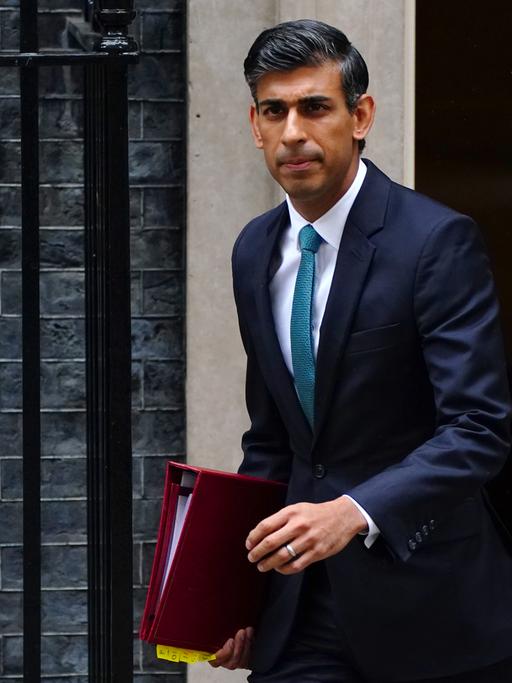 Der neue britische Premier Rishi Sunak verlässt Downing Street Nr. 10, den traditionellen Sitz des Regierungschefs, um im Unterhaus an einer Fragestunde teilzunehmen