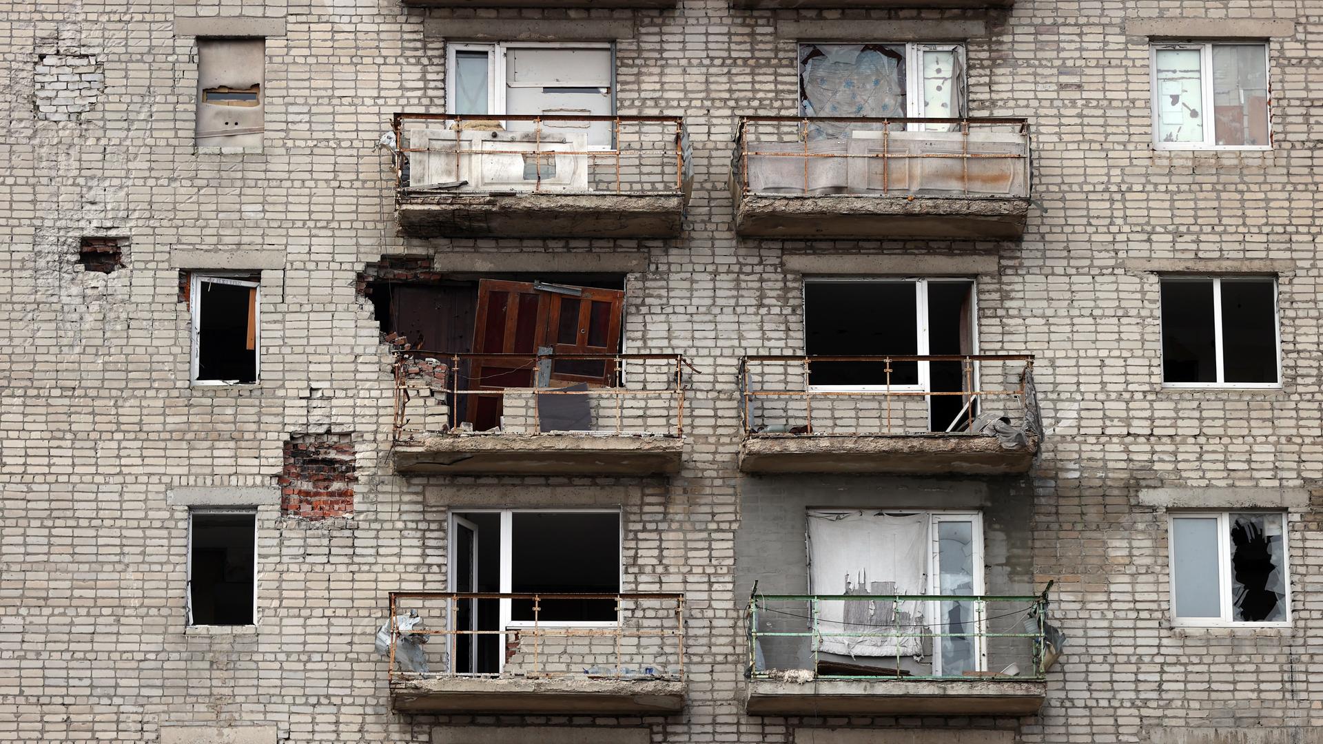 Eine Häuserfassade in der Ostukraine, die Schäden aufweist, weil sie beschossen wurde. Eine Häuserfassade in der Ostukraine, die Schäden aufweist, weil sie beschossen wurde.