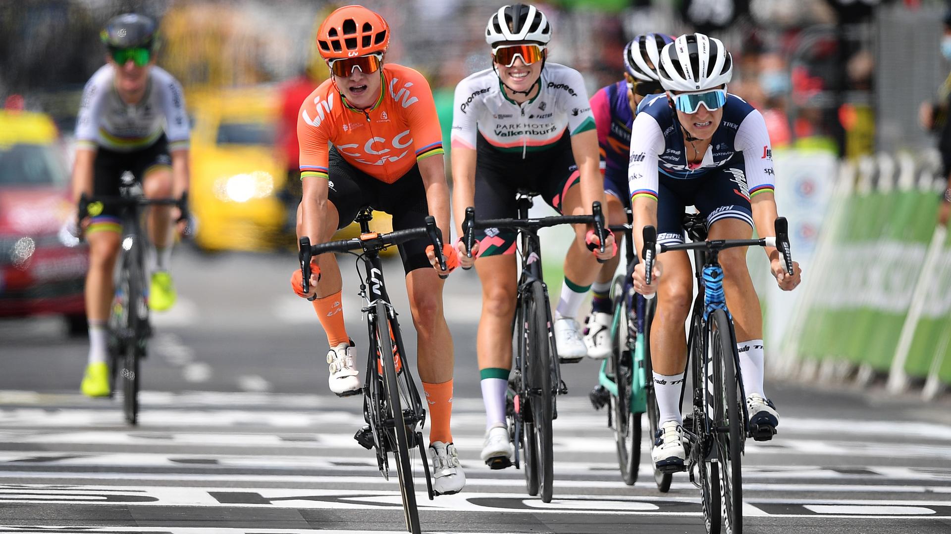 Die Niederländerin Marianne Vos (links) and die Britin Deignan Elizabeth (rechts) bei einem Rennen in Frankreich 2020 Die Niederländerin Marianne Vos (links) and die Britin Deignan Elizabeth (rechts) bei einem Rennen in Frankreich 2020
