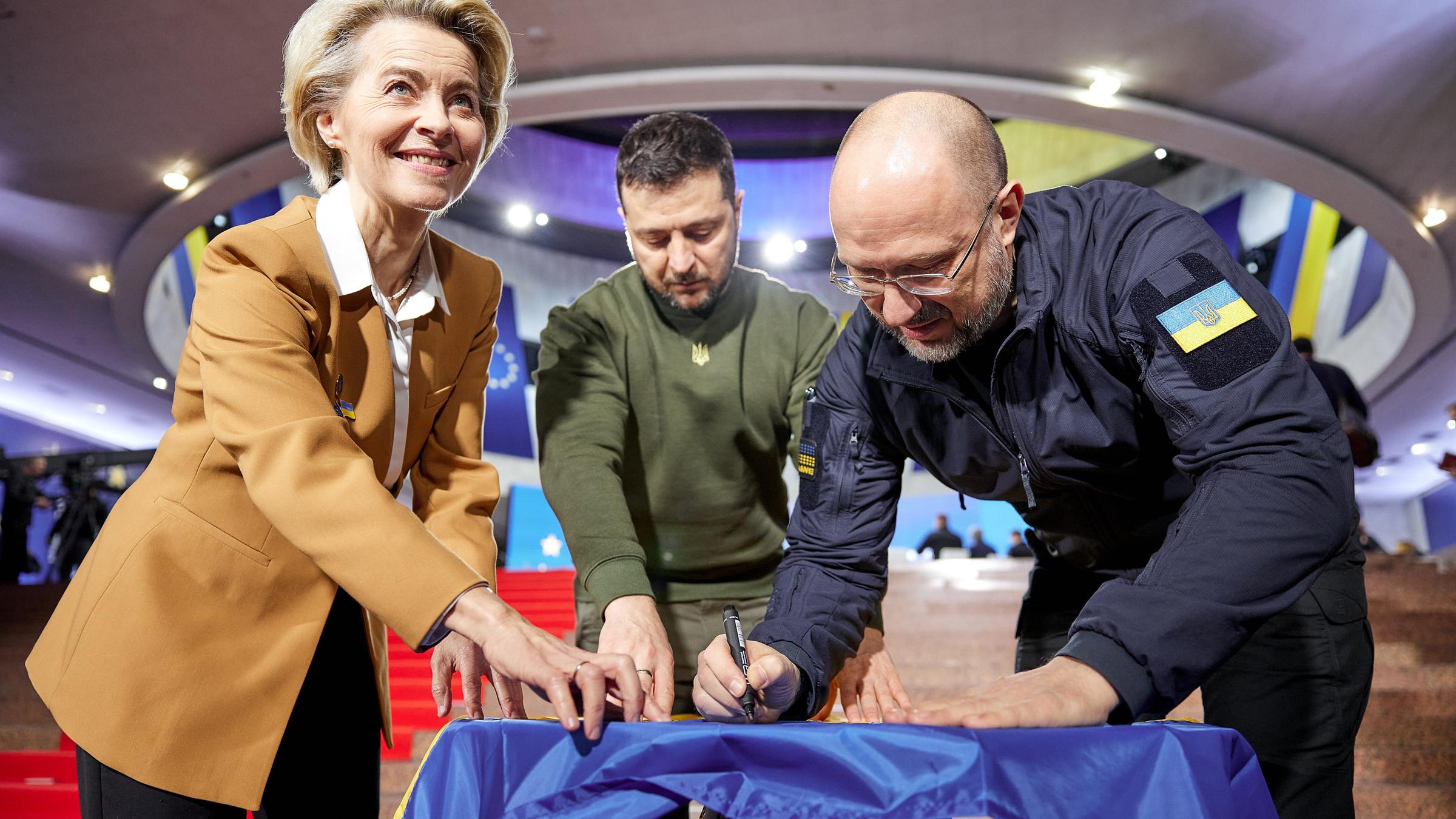 Der ukrainische Präsident Selenskyj mit EU-Kommissionspräsidentin Ursula von der Leyen und EU-Ratspräsident Michel am 2. Februar 2023 in Kiew, Ukraine
