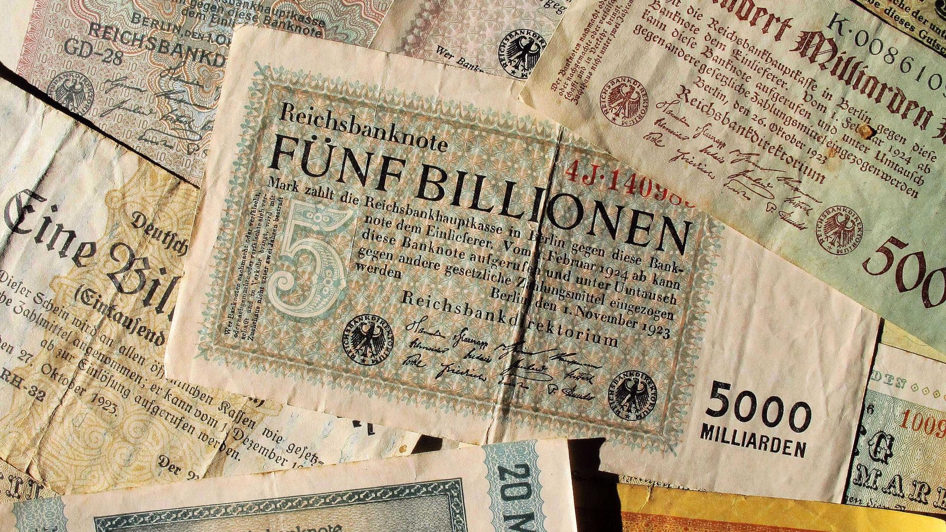 Eine Reichsbanknote über Fünf Billionen Mark vom November 1923 und andere Banknoten über 20 Milliarden Mark, 500 Milliatrden Mark u.a vornehmlich 1923 von der Deutschen Reichsbank ausgegeben, aufgenommen am 22.10.2011. Foto: A. Engelhardt