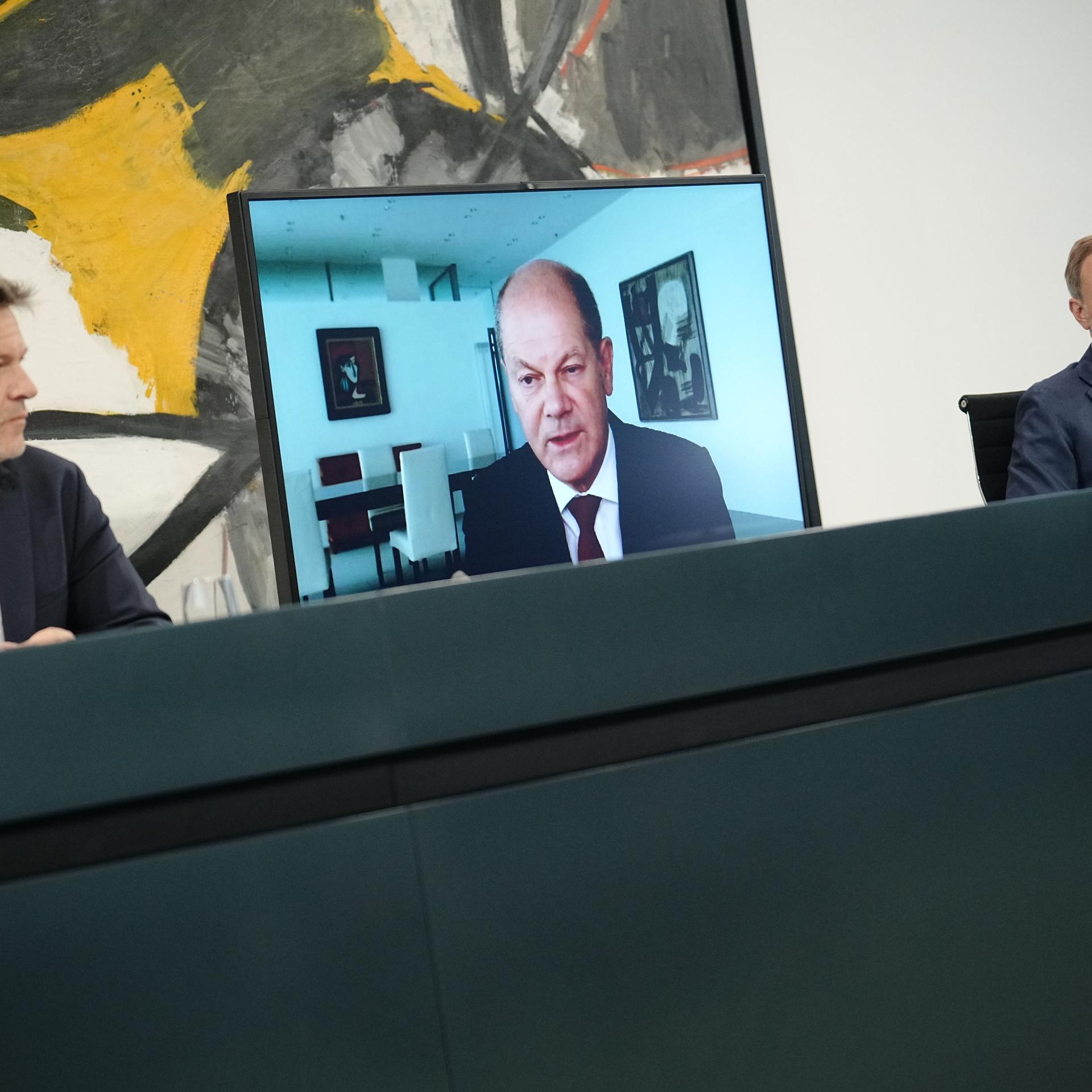Berlin: Robert Habeck, Bundeskanzler Olaf Scholz und Christian Lindner stellen Pläne der Bundesregierung zur Energieversorgung und Preisbegrenzung für Gas vor. Bundeskanzler Scholz ist per Video zugeschaltet. Berlin: Robert Habeck, Bundeskanzler Olaf Scholz und Christian Lindner stellen Pläne der Bundesregierung zur Energieversorgung und Preisbegrenzung für Gas vor. Bundeskanzler Scholz ist per Video zugeschaltet.