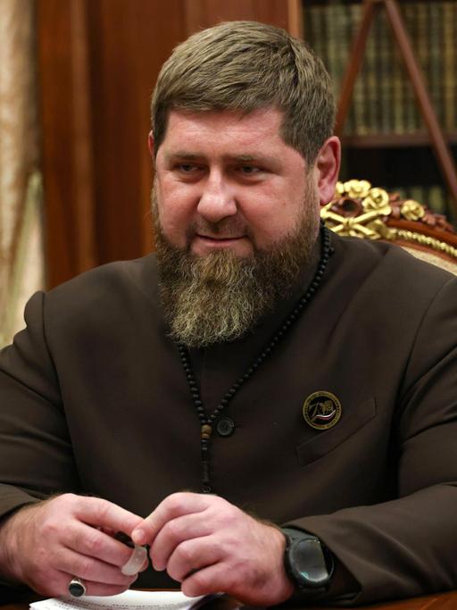 Porträt des tschetschenischen Präsidenten Ramsan Kadyrow, mit graumeliertem Vollbart und in Uniform