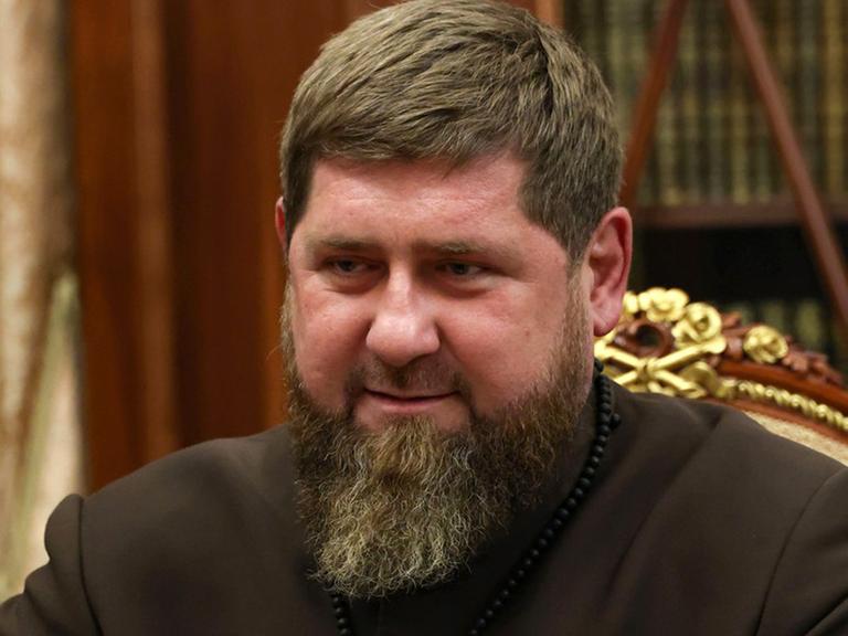 Porträt des tschetschenischen Präsidenten Ramsan Kadyrow, mit graumeliertem Vollbart und in Uniform