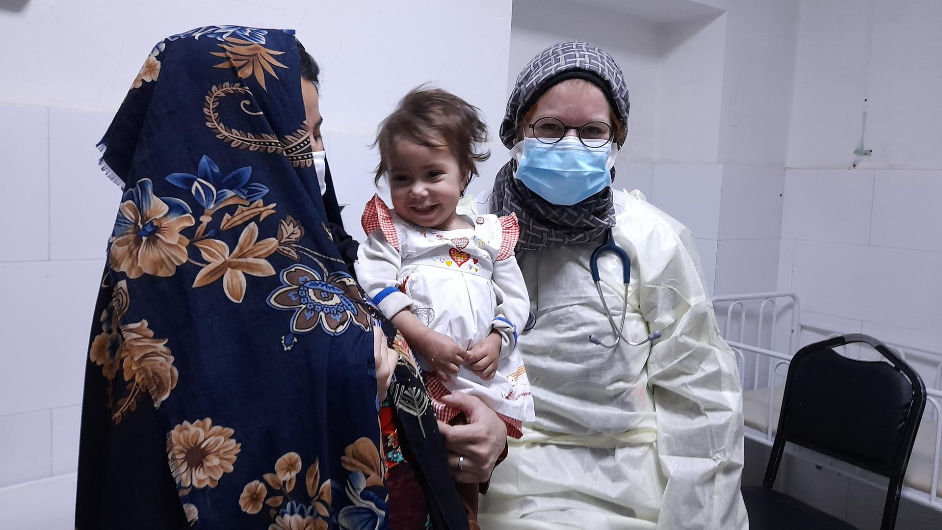 Die Ärztin Sölveig Köbe mit einer Mutter mit ihrem Kind, die sie in Afghanistan behandelt. Die Ärztin Sölveig Köbe mit einer Mutter mit ihrem Kind, die sie in Afghanistan behandelt.