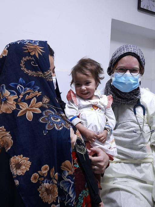 Die Ärztin Sölveig Köbe mit einer Mutter mit ihrem Kind, die sie in Afghanistan behandelt. 