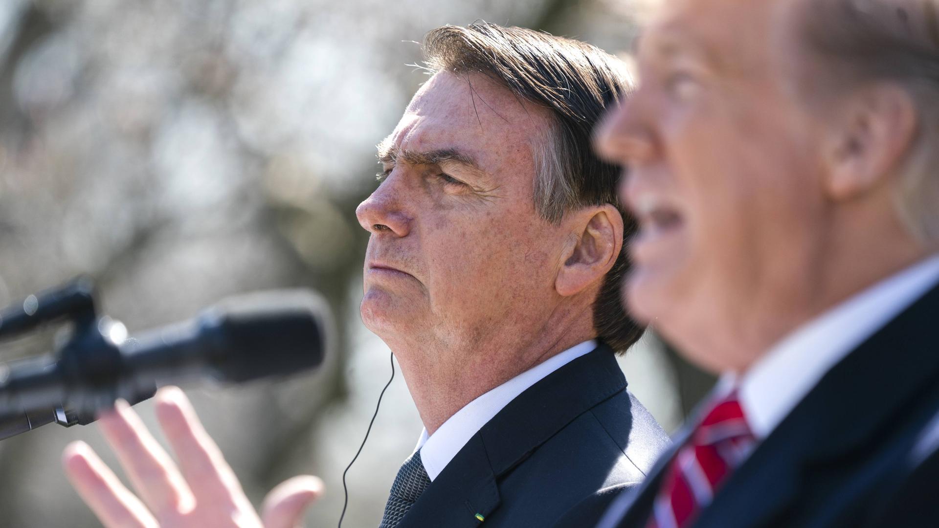 Donald Trump und Jair Bolsonaro stehen bei einer Rede nebeneinander. Donald Trump und Jair Bolsonaro stehen bei einer Rede nebeneinander.