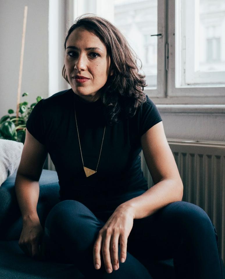 Porträt von Marina Martinez Mateo, im schwarzen T-Shirt und blauer langer Hose Porträt von Marina Martinez Mateo, im schwarzen T-Shirt und blauer langer Hose