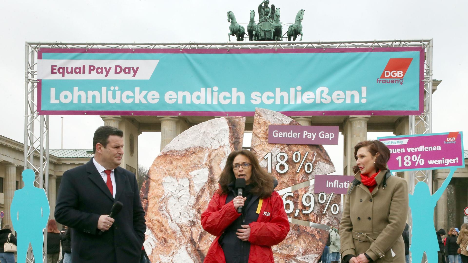 Berlin: Hubertus Heil (SPD, l-r), Bundesarbeitsminister, Yasmin Fahimi, DGB-Vorsitzende und Ferda Ataman, Antidiskriminierungsbeauftragte, geben am Vortag des Internationalen Frauentages am 8. März ein Statement im Rahmen einer DGB-Aktion zum Equal Pay Day vor dem Brandenburger Tor ab.