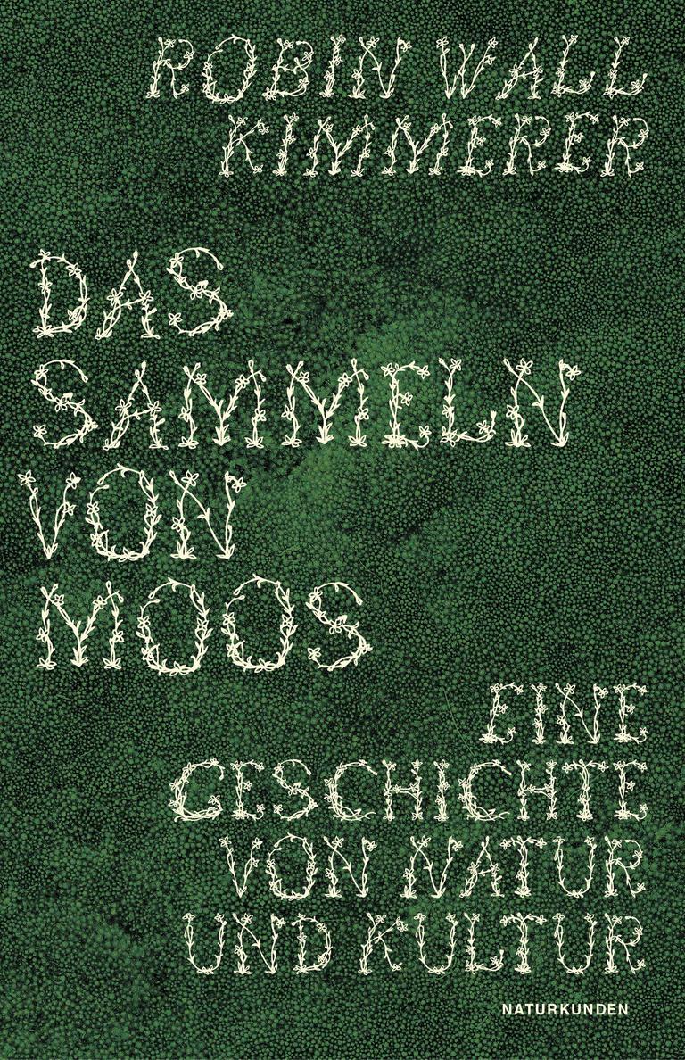 Das Cover des Sachbuchs von Robin Kimmerer Wall, "Das Sammeln von Moos. Eine Geschichte von Natur und Kultur". Es zeigt den Namen Robin Wall Kimmerer und den Titel "Das Sammeln von Moos" in weiß auf einem Fotohintergrund, der kräftig grünes Moos zeigt. Das Cover des Sachbuchs von Robin Kimmerer Wall, "Das Sammeln von Moos. Eine Geschichte von Natur und Kultur". Es zeigt den Namen Robin Wall Kimmerer und den Titel "Das Sammeln von Moos" in weiß auf einem Fotohintergrund, der kräftig grünes Moos zeigt.