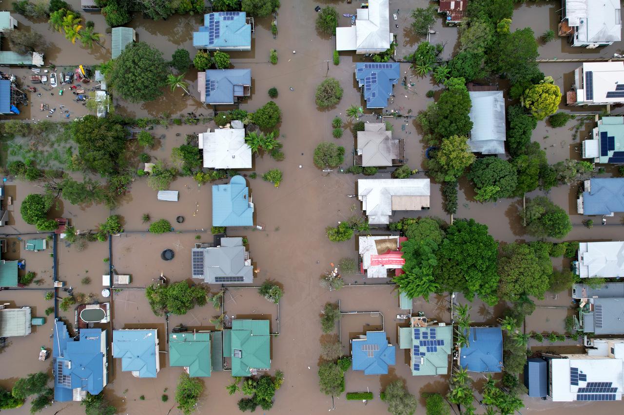 Luftaufnahme vom Hochwasser überluteter Häuser in Lismore, Australien. 