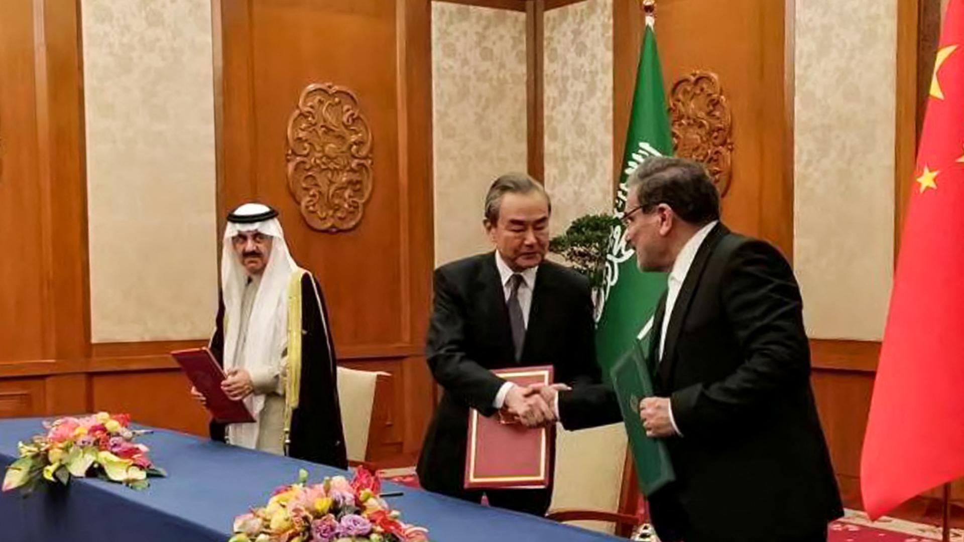 Zu sehen sind, von links nach rechts, der saudische Sicherheitsratschef al-Aiban, Chinas Spitzendiploman Wang Yi, und der Chef von Irans Sicherheitsrat, Schamchani.